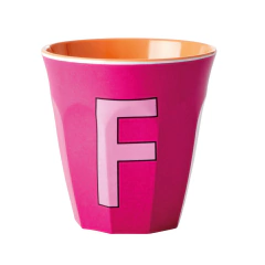 Coleção de copos Rice DK Alfabeto Rosa 300ml, cada copo com uma letra do alfabeto em cores variadas, ideal para decoração, alimentação infantil ou uso escolar.