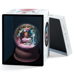 Luminária Bola de Neve Bailarina da Djeco exibida em sua caixa, mostrando uma bailarina dentro de uma bola de neve decorativa iluminada.