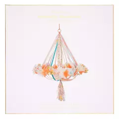 decoracao-suspensa-flores-de-tecido-liberty-london-meri-meri