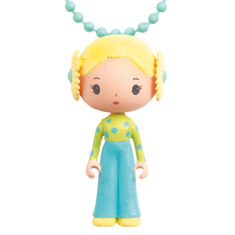 Colar infantil Flore da Djeco com pingente de boneca estilizada, cabelo loiro, blusa verde de bolinhas azuis e calça azul claro.