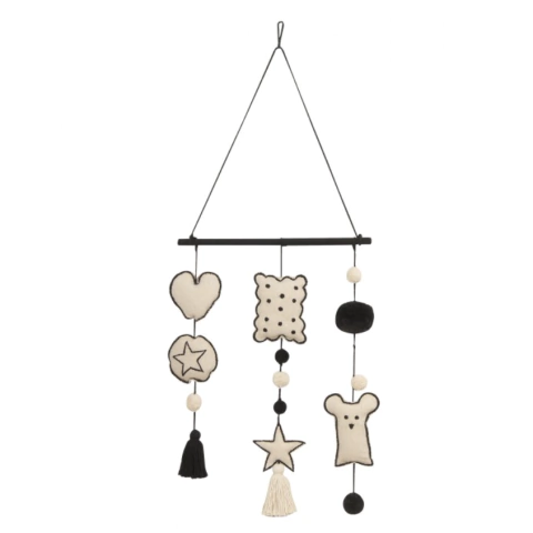 Enfeite decorativo pendente para quarto de bebê, com figuras em feltro nas cores bege e preto, incluindo coração, estrela, ursinho e outros elementos, da marca Lorena Canals.