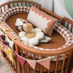 Rolinho de proteção tricô Vichy 50cm em berço de madeira, com decoração infantil em tons terrosos e almofadas temáticas, ideal para enxoval de bebê.