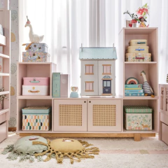 Tapete lavável Lanes Vintage Nude 140 x 200cm da Lorena Canals em ambiente infantil decorado, com móveis e brinquedos.