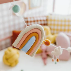 guirlanda-de-feltro-e-la-arco-iris-boho-decora-e-adora