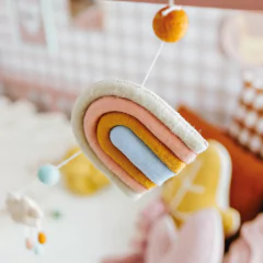 guirlanda-de-feltro-e-la-arco-iris-boho-decora-e-adora
