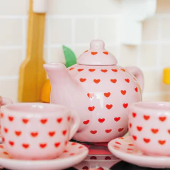 jogo-de-cha-de-boneca-rosa-com-coracoes-vermelhos-rice-dk
