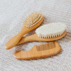 kit-escova-de-cabelo-super-macia-e-pente-de-madeira