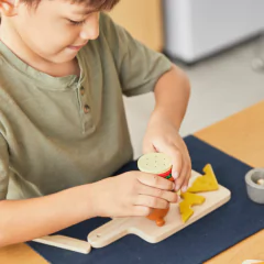kit-queijos-e-frios-de-madeira-plan-toys