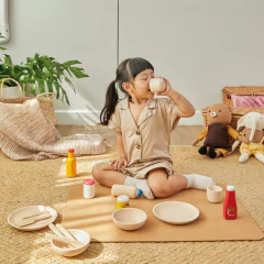 kit-talheres-e-pratos-de-madeira-plan-toys