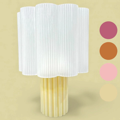 Luminária decorativa em formato de flor com cúpula translúcida e base amarela, ideal para iluminação de ambientes modernos.