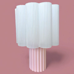 Luminária decorativa em formato de flor com cúpula translúcida branca e base cilíndrica rosa, ideal para ambientes modernos.