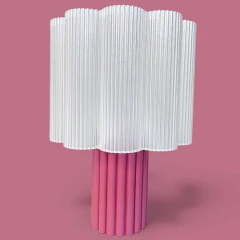 Luminária decorativa em formato de flor com cúpula translúcida e base rosa, ideal para ambientes modernos.