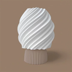 Luminária decorativa em formato de sorvete com cúpula branca e base marrom, ideal para decoração de ambientes.