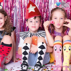 meia-arlequim-com-pompons-cantarola