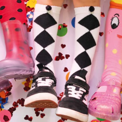 meia-arlequim-com-pompons-cantarola