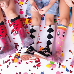 meia-arlequim-com-pompons-cantarola