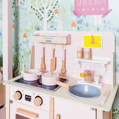 mini-cozinha-em-madeira-rosa-com-forno-eletrico-panelinhas-e-acessorios