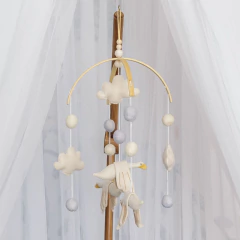 Móbile decorativo infantil com gansos, nuvens e bolas de feltro em tons suaves, ideal para quarto de bebê.
