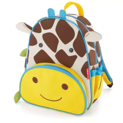Mochila infantil Skip Hop Zoo modelo girafa, com detalhes amarelos, marrom e branco, pendurada em cabideiro escolar.