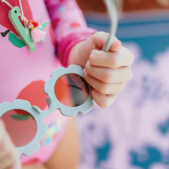 oculos-de-sol-infantil-flor-cinza
