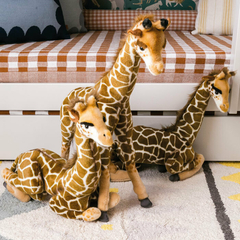 pelucia-girafa-deitada-hansa