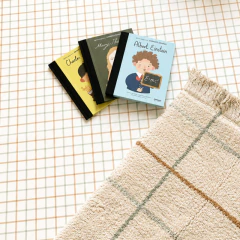 Com nosso Playmat as crianças poderão brincar sem perigo de sujar o chão. Deixa o quartinho colorido e muito charmoso. Ideal para crianças alérgicas e também para quem tem pet em casa. Sua limpeza é muito fácil! 
