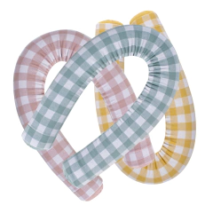 Rolos de berço em tricô com estampa vichy nas cores verde, rosa e amarelo, ideal para proteção e decoração do enxoval do bebê.