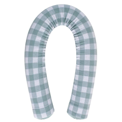 Rolo de berço em tricô com estampa vichy verde e branco, utilizado como protetor para bebês.