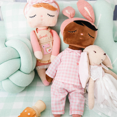 roupinha-para-boneca-pijama-rosa-com-cabide-metoo-doll