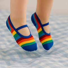 Sapatilha infantil colorida Arco Íris da marca Cantarola nos pés de uma criança, ideal para moda infantil.