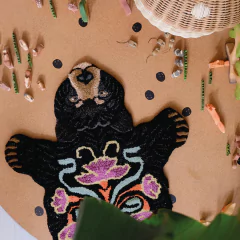 tapete-urso-preto-blooming-doing-goods