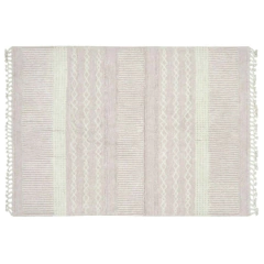 Este tapete Ari Rose reúne várias técnicas para criar uma superfície macia e multi-texturizada, combinando traços verticais e horizontais com linhas cruzadas para simular tranças e brincar com diferentes camadas.