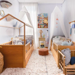 Tapete Woolable Winter Calm Lorena Canals 240 x 170 cm em quarto infantil decorado com camas de madeira, almofadas e brinquedos.