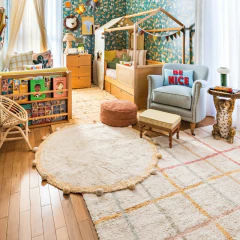 Tapete lavável xadrez Lorena Canals 140 x 200 cm decorando quarto infantil colorido e aconchegante, com móveis de madeira e detalhes lúdicos.