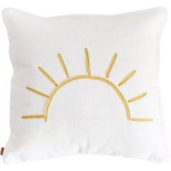 Almofada decorativa branca com bordado de sol amarelo da Rian Tricot, ideal para quartos de bebê ou decoração aconchegante.