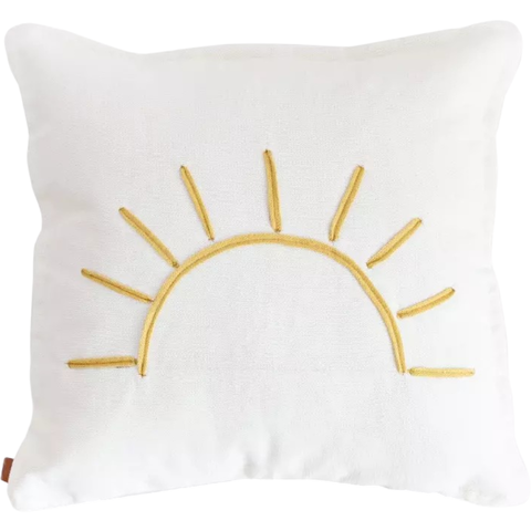 Almofada decorativa branca com bordado de sol amarelo da Rian Tricot, ideal para quartos de bebê ou decoração aconchegante.