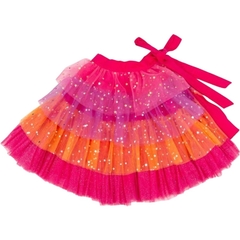 Capa infantil colorida em camadas de tule rosa, laranja e roxo, com detalhes de estrelas brilhantes e laço lateral, da marca Minibossa.