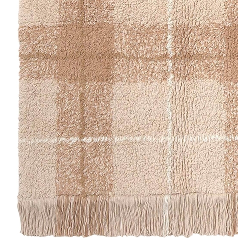 Tapete lavável Tartan Rose 140 x 190cm da Lorena Canals em tom bege com padrão xadrez e franjas decorativas.
