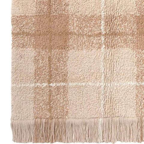 Tapete lavável Tartan Rose 140 x 190cm da Lorena Canals em tom bege com padrão xadrez e franjas decorativas.