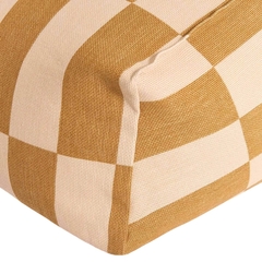 Puff infantil VIBES da Nobodinoz nas cores areia e mostarda, com estampa xadrez, ideal para decoração e conforto em ambientes infantis.