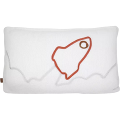 Almofada de tricô bordada Apollo com desenho de foguete laranja sobre fundo branco, ideal para decoração de quarto infantil.