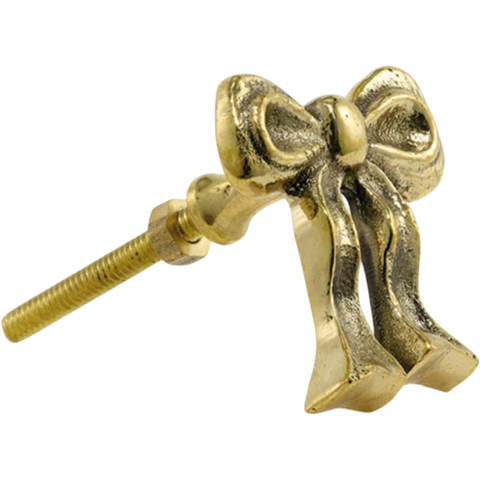 Puxador de latão em formato de laço da marca Doing Goods, ideal para decoração de móveis.