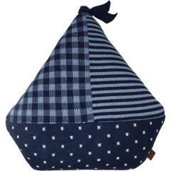 Almofada decorativa Rian Tricot Veleiro Xadrez em formato de veleiro, com tecido azul e estampas xadrez, listrada e de poá, ideal para quartos de bebê ou decoração infantil.