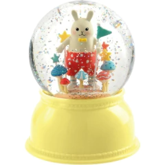 Luminária Bola de Neve Coelho Djeco com base amarela, coelhinho branco, cogumelos coloridos e glitter decorativo.