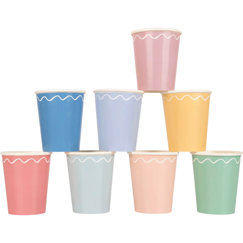 Copos de papel coloridos com linha ondulada branca, coleção Mixed Wavy Line da Meri Meri, organizados em formato de pirâmide.