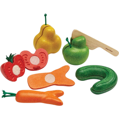 Kit de frutas e vegetais de brinquedo em madeira da Plan Toys, incluindo cenoura, tomate, pepino, pera, maçã e uma faca de brinquedo.