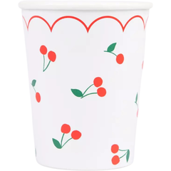 Copo de papel branco com estampa de cerejinhas vermelhas e detalhe ondulado na borda, da marca Meri Meri.