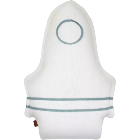Almofada de tricô em formato de foguete Apollo, cor branca com detalhes em azul, ideal para decoração de quarto infantil ou de bebê.