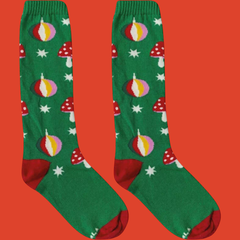 Meia 3/4 infantil verde com estampa de bolas de Natal, cogumelos vermelhos e estrelas brancas, da marca Cantarola.