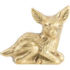 Puxador de latão em formato de cervo, modelo Forest da marca Doing Goods, ideal para decoração de móveis.